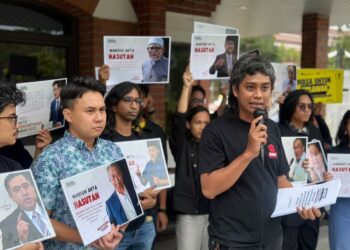WONG Ku Kui sebelum penyerahan memorandum kepada wakil Kementerian Dalam Negeri di Putrajaya.