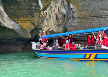 SEKUMPULAN pengamal media Kedah yang menjalankan program pemukiman mencuba aktiviti mencari bronok di Pulau Tuba, Langkawi.