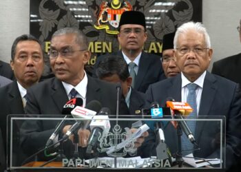 TAKIYUDDIN Hassan dan Hamzah Zainudin pada sidang akhbar di Parlimen, Kuala Lumpur semalam.