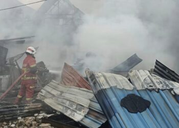 ANGGOTA bomba bertungkus-lumus memadam kebakaran yang melibatkan lima unit rumah dan sebuah motosikal di Jalan Paya, Kampung Tanah Liat, Bukit Mertajam, Pulau Pinang hari ini.-IHSAN JBPM PULAU PINANG