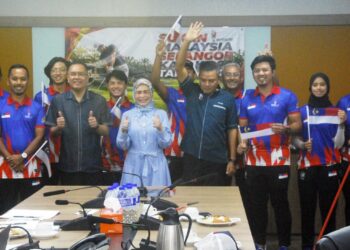 SHAHRIN Muharam (enam dari kiri) bersama pihak pengurusan, jurulatih dan pemain Melaka yang akan membawa cabaran dalam acara golf di Sukma Selangor.-UTUSAN/AMRAN MULUP