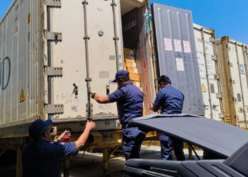 KONTENA mengandungi ayam sejuk beku diisytiharkan secara tidak benar dan tidak melalui proses pemeriksaan yang ditetapkan.