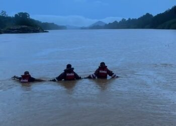 ANGGOTA bomba semasa melakukan operasi mencari dan menyelamat dua remaja yang dikhuatiri lemas di Sungai Kelantan Kampung Batu Mengkebang, Jalan Batu Lada, Aur Duri di Kuala Krai, Kelantan hari ini-IHSAN POLIS.