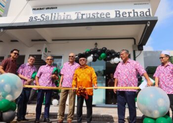 ABDUL Aziz Peru Mohamed (empat dari kiri) bersama Mohd. Naim Mokhtar (tiga dari kanan) ketika majlis perasmian sempena pembukaan pejabat as-Salihin Trustee Berhad Wilayah Utara di Bertam, Kepala Batas, Pulau Pinang semalam.-UTUSAN/DANIAL SAAD