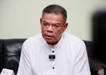 SAIFUDDIN Nasution Ismail semasa sidang media selepas menyampaikan Pampasan Kematian (Skim Takaful Berkelompok) Kepada Keluarga Allahyarham Lans Koperal Mohamad Nur Hafiz Rahim di Kampung Hutan Pasir, Ketereh, Kota Bharu, Kelantan hari ini.-UTUSAN/KAMARUL BISMI KAMARUZAMAN