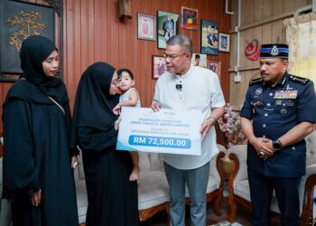 SAIFUDDIN Nasution (tengah) semasa menyerahkan sumbangan ketika menziarahi Keluarga Almarhum Mohamad Nur Hafiz Bin Rahim yang maut akibat renjatan elektrik ketika bertugas di Beaufort, Sabah, pada Khamis lepas di Kampung Hutan Pasir, Ketereh, Kota Bharu, Kelantan hari ini-UTUSAN/KAMARUL BISMI KAMARUZAMAN.