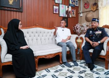 SAIFUDDIN Nasution Ismail (tengah) semasa menyantuni  balu kepada  Allahyarham Lans Koperal Mohamad Nur Hafiz Rahim di Kampung Hutan Pasir, Ketereh, Kota Bharu, Kelantan hari ini-UTUSAN/KAMARUL BISMI KAMARUZAMAN.