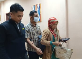 ABDUL Samad Amara (berpelitup muka) dijatuhi hukuman penjara empat bulan dan denda RM15,000 oleh Mahkamah Khas Rasuah, Tawau, Sabah atas pertuduhan menerima wang tunai RM5,000 daripada seorang kontraktor. - UTUSAN/NASRAWATI SYARIFUDDIN