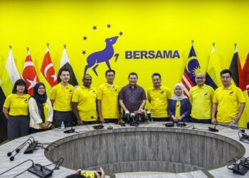 RAFIZI Ramli (tengah) selepas mengadakan sidang akhbar perletakkan jawatan Wong Chen sebagai Ahli Parlimen Subang di Ibu pejabat Bersama, hari ini.