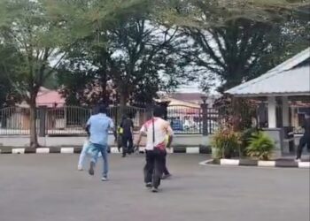 TANGKAP layar anggota polis sedang mengejar dua OKT yang melarikan diri di Kompleks Mahkamah Kulim, hari ini.
