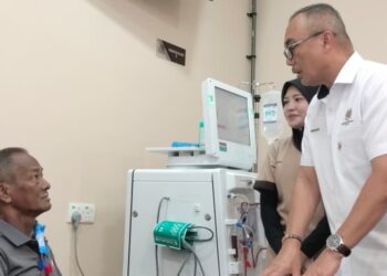 Semaon Marjuki beramah mesra dengan pesakit di Pusat Dialisis Yayasan Veteran ATM Cawangan Batu Kurau hari ini. - WAT KAMAL ABAS