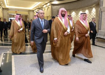KETUA Hakim Negara, Tun Wan Ahmad Farid Wan Salleh (dua kiri) mengiringi Menteri Kehakiman Arab Saudi, Sheikh Dr. Walid Mohammed Al-Samaani (tengah) ketika hadir pada majlis menandatangani memorandum persefahaman (MoU) antara kerajaan Malaysia dan Kerajaan Arab Saudi mengenai kerjasama bidang kehakiman, di Istana Kehakiman, di sini hari ini. - UTUSAN/FAISOL MUSTAFA