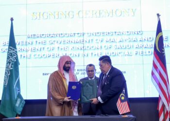 WAN Ahmad Farid Wan Salleh (tengah) menyaksikan pertukaran dokumen MoU di antara Azhaniz Teh Azman Teh (kanan) dan Sheikh Dr. Waleed Mohammed Alsmani mengenai kerjasama bidang kehakiman Malaysia dan Arab Saudi di Istana Kehakiman, Putrajaya semalam. – UTUSAN/FAISOL MUSTAFA