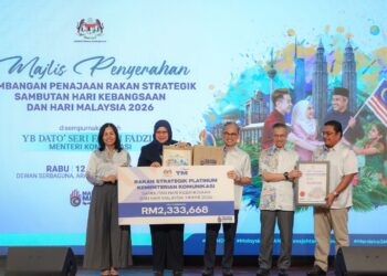 FAHMI Fadzil bersama para penaja pada Majlis Penyerahan Sumbangan Penajaan oleh Rakan Strategik Program Sambutan HKHM 2026 di Putrajaya. - UTUSAN/FAISOL MUSTAFA