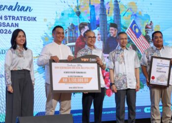 FAHMI Fadzil bersama para penaja pada Majlis Penyerahan Sumbangan Penajaan oleh Rakan Strategik Program Sambutan HKHM 2026 di Putrajaya. - UTUSAN/FAISOL MUSTAFA