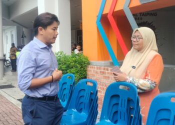 NEOW Choo Seong (kiri) menyerahkan sumbangan 100 buah kerusi kepada Timbalan Pengarah Hospital Taiping pada majlis penyerahan di Hospital Taiping hari ini.-UTUSAN/WAT KAMAL ABAS