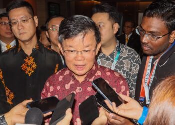 CHOW Kon Yeow (tengah) ketika ditemui pemberita di Bayan Lepas, Pulau Pinang hari ini.-UTUSAN/DANIAL SAAD