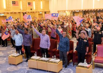 ANTHONY Loke mengibarkan Jalur Gemilang pada Majlis Perhimpunan Bulanan dan Majlis Pelancaran Bulan Kebangsaan Kementerian Pengangkutan Tahun 2026 di Putrajaya. -UTUSAN/FAISOL MUSTAFA