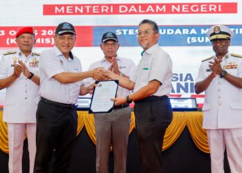 SAIFUDDIN Nasution Ismail menyaksikan penerimaan dokumen penyerahan Ketua Setiausaha (KSU) Kementerian Dalam Negeri (KDN) Datuk Dr. Awang Alik  Jeman (dua dari kiri), daripada Pengarah Urusan Galaxy Aerospac Malaysia Sdn Bhd, Datuk Shamsul Kamar Shamsudin (dua dari  kanan), pada Majlis Penyerahan Helikopter AW189 Agensi Penguatkuasa Maritim Malaysia, turut hadir Ketua Pengarah Agensi penguatkuasa Maritim Malaysia, Datuk Mohd Rosli Abdullah (paling kiri), di Stesen Udara Maritim Subang (SUMS), di sini hari ini. - UTUSAN/SHIDDIEQIIN ZON