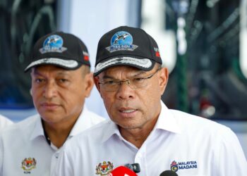 SAIFUDDIN Nasution Ismail sewaktu berucap pada Majlis Penyerahan Helikopter AW189 Agensi Penguatkuasa Maritim Malaysia, di Stesen Udara Maritim Subang (SUMS), di sini hari ini. - UTUSAN/SHIDDIEQIIN ZON