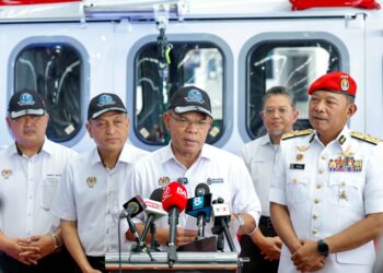 SAIFUDDIN Nasution Ismail pada Majlis Penyerahan Helikopter AW189 Agensi Penguatkuasa Maritim Malaysia, di Stesen Udara Maritim Subang (SUMS), di sini hari ini. - UTUSAN/SHIDDIEQIIN ZON