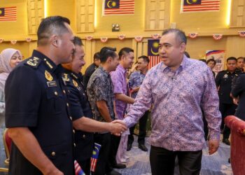 ANTHONY Loke Siew bersalaman dengan warga MOT selepas Majlis Perhimpunan Bulanan dan Majlis Pelancaran Bulan Kebangsaan Kementerian Pengangkutan di Putrajaya. - UTUSAN/FAISOL MUSTAFA