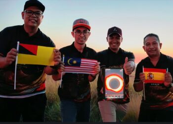EMPAT rakyat Malaysia dari kiri, iaitu Khairul Anuar Samsudin, Nor Hafiz Abu Kassim, Agku Bolkhizan A Ahmad Thani dan Norfiza Fazila Faisal bergambar bersama selepas mencerap gerhana matahari penuh di Zaragoza, Sepanyol, semalam.
