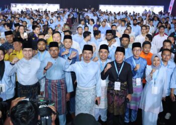 BARISAN kepimpinan AMK pada Perasmian Kongres Nasional AMK 2026 di MITC, Ayer Keroh, Melaka, semalam. - UTUSAN/AMIR KHALID