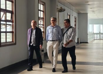 ZUL Azmi Abu Hussin (tengah) yang berdepan pertuduhan pecah amanah wang syarikat bernilai RM37.1 juta ketika hadir ke Mahkamah Sesyen, di sini hari ini.