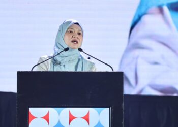 FADHLINA ketika berucap  pada Perasmian Bersama Kongres Nasional Wanita dan Angkatan Muda Keadilan 2026 di Pusat Dagangan dan Pameran Antarabangsa Melaka (MITC) di sini hari ini. - UTUSAN/AMIR KHALID