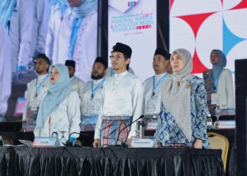 NURUL Izzah Anwar bersama Ketua Wanita PKR, Fadhlina Sidek dan Kamil Munim dalam Majlis Perasmian Bersama Kongres Nasional Wanita dan Angkatan Muda Keadilan 2026 di Pusat Dagangan dan Pameran Antarabangsa Melaka (MITC).-UTUSAN/AMIR KHALID