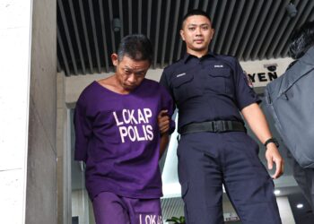 LEE Koon Yew (kiri) mengaku tidak bersalah di Mahkamah Sesyen Ipoh hari ini atas pertuduhan merompak dan mencederakan seorang wanita, minggu lalu.