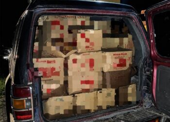 PACUAN empat roda yang sarat dengan minyak masak bersubsidi dirampas KPDN Kelantan dalam serbuan di Kampung Lundang Paku, Kota Bharu, Kelantan semalam.-IHSAN KDPN KELANTAN