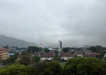 CUACA mendung dan hujan yang turun di sekitar kawasan Jalan Masjid Negeri, George Town, Pulau Pinang ketika ini membantu menurunkan bacaan IPU di Pulau Pinang.-UTUSAN/DANIAL SAAD