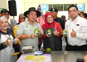 Jamawi Jaafar (dua dari kiri)  pada Program Konvoi Kembara Merdeka Jalur Gemilang (KMJG) Jabatan Penerangan Negeri Sabah di Pejabat Pertanian Tenom, di sini, semalam. - Gambar - Ihsan MAFFI Sabah.