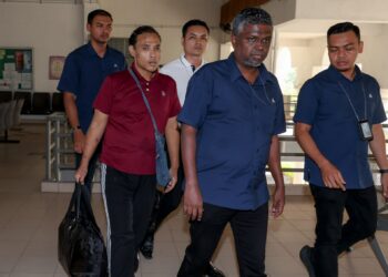 AZMAN Hakim Hassanuddin (baju merah) dihukum penjara tiga bulan selepas mengaku bersalah atas lima pertuduhan membuat hantaran berunsur penghinaan dan ancaman terhadap Kerabat Diraja Terengganu. - UTUSAN/FAISOL MUSTAFA