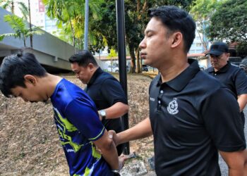 MUHAMMAD Syahmi (kiri) mengaku bersalah menunjukkan kemaluannya kepada seorang wanita warga emas di Mahkamah Majistret Seremban. - UTUSAN/MOHD SHAHJEHAN MAAMIN