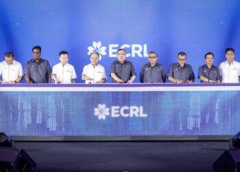 ANTHONY Loke Siew Fook (tengah) semasa Majlis Peluncuran Tren Pemeriksaan Komprehensif (CIT) dan Pengenalan Konsep Reka Bentuk Stesen-stesen Utama ECRL di sini, hari ini. - UTUSAN/MUHAMAD IQBAL ROSLI