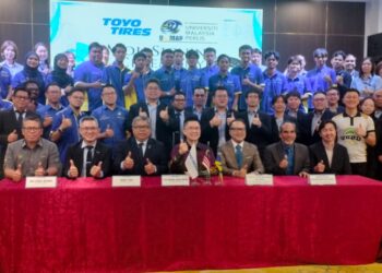 WONG Kah Woh (duduk tengah) menghadiri Majlis Pemeteraian Memorandum Persefahaman (MoU) antara Toyo Tyre Malaysia (TTM) dan Universiti Malaysia Perlis (UniMAP) di Taiping hari ini. – UTUSAN/WAT KAMAL ABAS