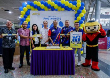 AZLAN Shah Al Bakri (empat dari kanan), memotong kek pada Majlis Ulangtahun ETS ke-16, di KL Sentral, di sini hari ini. - UTUSAN/SHIDDIEQIIN ZON