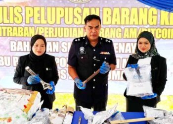 KHALID Mohamad (tengah) menunjukkan barangan kes yang akan dilupuskan pada Majlis Pelupusan Barang Kes (Kontraban/Perjudian/Barang Am/Bitcoin) IPD Muallim Bil.1/2026 di Ibu Pejabat Polis Daerah (IPD) Muallim, Tanjung Malim, Perak, hari ini.