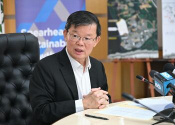 CHOW Kon Yeow ketika sidang akhbar di Pejabat Ketua Menteri, di George Town, Pulau Pinang, hari ini.