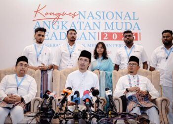 MUHAMMAD Kamil (duduk, tengah) semasa sidang media selepas Kongres Nasional AMK dan Wanita Keadilan 2026 di Pusat Dagangan Antarabangsa Melaka (MITC), di sini hari ini. - UTUSAN/AMIR KHALID