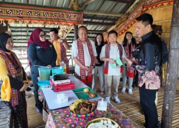 JAFRY Ariffin (tengah) melawat pameran pada majlis penutupan Misi Penilaian Semula KUGGp, di sini, hari ini. - UTUSAN/HARDY JOE
