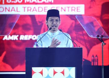 MUHAMMAD Kamil Abdul Munim berucap pada Kongres Nasional AMK 2026 di MITC, Ayer Keroh, Melaka malam tadi. - UTUSAN/AMIR KHALID