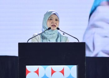 FADHLINA Sidek ketika berucap pada Perasmian Bersama Kongres Nasional Wanita dan Angkatan Muda Keadilan 2026 di Pusat Dagangan dan Pameran Antarabangsa Melaka (MITC) di sini hari ini. - UTUSAN/AMIR KHALID