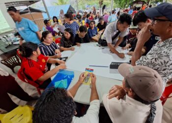 Peserta CBDRM menjalankan aktiviti perbincangan dalam kumpulan masing- masing di dalam Slot Town Watching - Latihan Pemetaan Risiko Bencana.