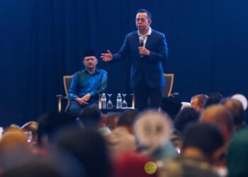 STEVEN Sim Chee Keong (berdiri) ketika berucap pada Konvensyen APEM 3.0 anjuran Liga Muslim Pulau Pinang di Seberang Jaya, Pulau Pinang hari ini.-UTUSAN/DANIAL SAAD