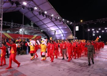 Kontinjen Selangor melambai ke arah tetamu kehormat ketika majlis perasmian pembukaan Sukan Malaysia (SUKMA) XXII dan Para SUKMA 2026 yang diadakan di Dataran Kemerdekaan Shah Alam, hari ini.