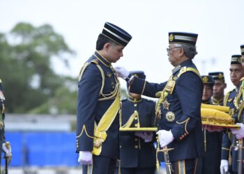 AL-SULTAN Abdullah mengurniakan Sayap Penerbangan TUDM kepada Tengku Hassanal Ibrahim Alam Shah sempena istiadat yang berlangsung di Padang Kawad, Kolej Tentera Udara, Alor Setar, hari ini.